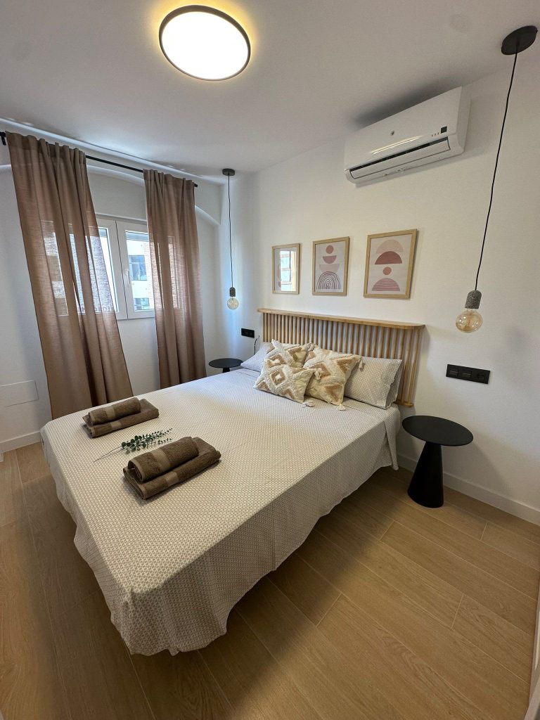 Dormitorio con cabecero de ratán y decoración natural
