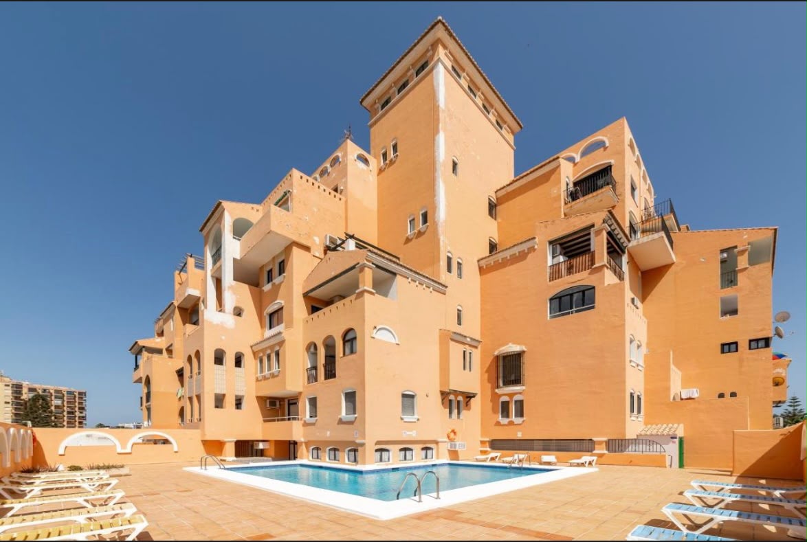 Edificio Fénix con piscina comunitaria en Roquetas de Mar