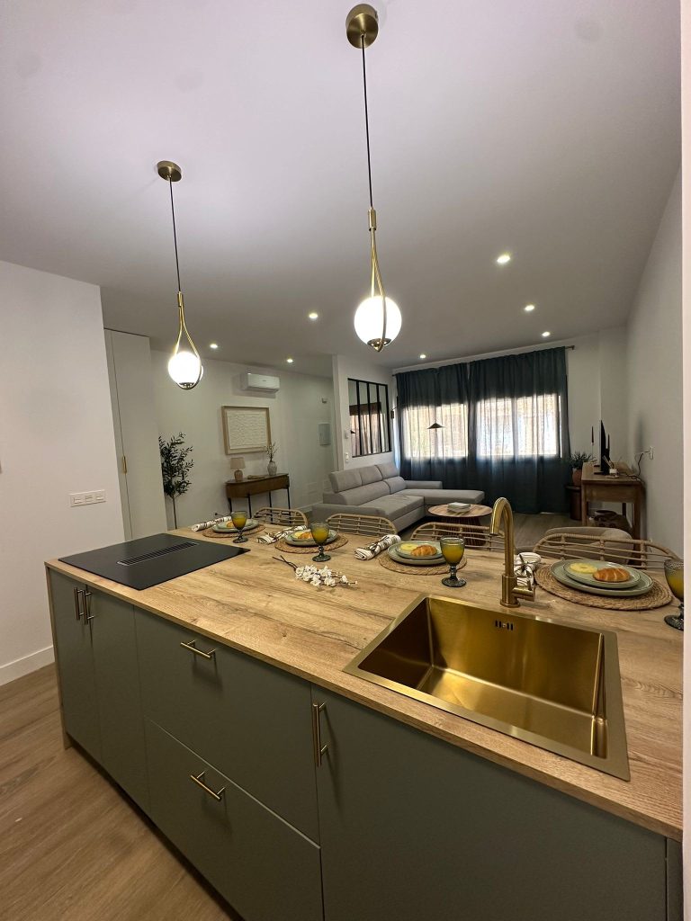 Cocina equipada con isla y comedor en apartamento