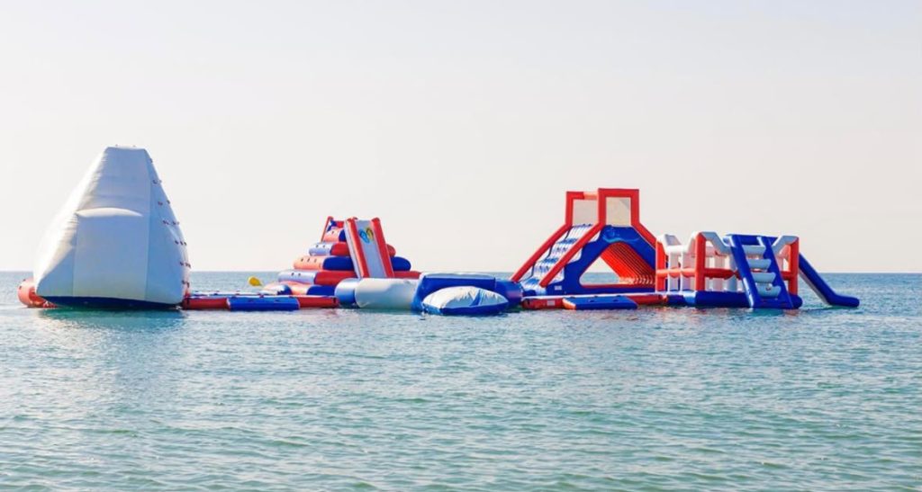 Actividad acuática de temporada en la costa de Roquetas de Mar