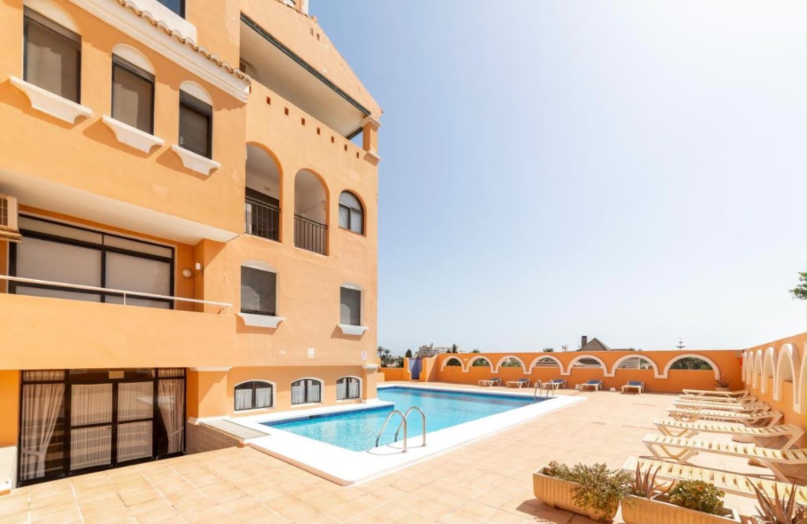 Piscina del residencial donde se encuentran los Apartamentos Fénix Premium