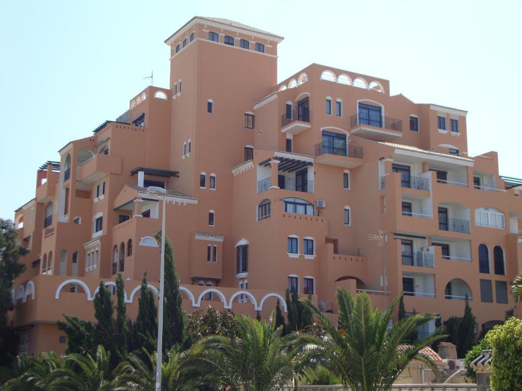 Fachada del residencial Fénix Premium en Roquetas de Mar